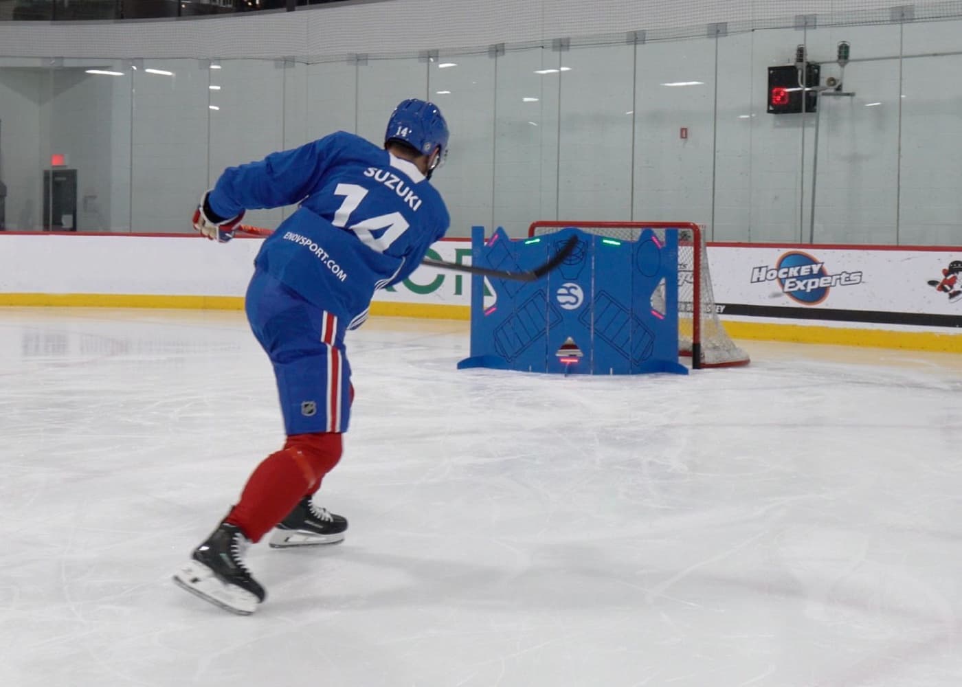Nick Suzuki à l'essai du Shooter Tutor Pro sur la glace